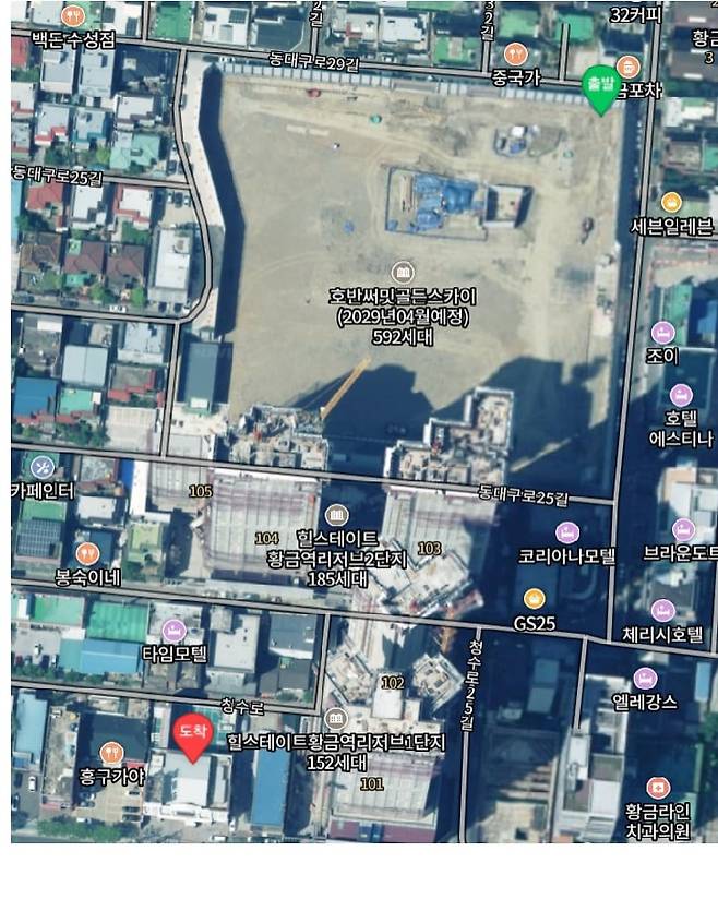 호반그룹이 자체사업으로 개발하기로 한 대구시 수성구 황금동 주상복합 사업지 '호반써밋골든스카이' 부지 위치도. 오른쪽 상단 나대지로 남아 있는 모습이 보인다. 이 지역은 대구의 유명 유흥시설 밀집 지역이다. 왼쪽 아래 빨간 점으로 표시된 곳이 성인나이트클럽 '한국관'이다. /네이버 지도 항공뷰 캡처