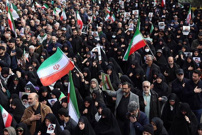 이란인들이 알리 모하메드 나이니 전 이슬람혁명수비대(IRGC) 대변인의 장례식에 참석하고 있다. /EPA