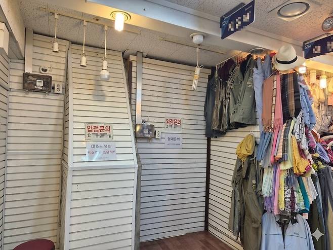 30일 서울 중구 남대문 수입상가 내 가게들 사이에 공실이 보인다./임희재 기자