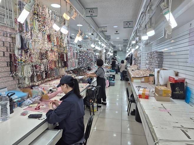 30일 서울 중구 남대문시장 인근 상가에서 작업자들이 악세서리 제작 작업을 하고 있다./임희재 기자