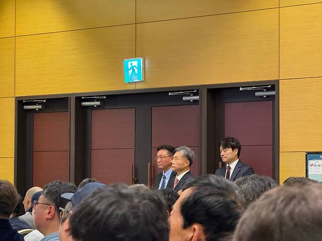 31일 대전 유성구에서 알테오젠의 제18기 정기주주총회가 열린 가운데 김항연(가운데) 최고재무책임자(CFO)가 참석해 있다. 김 CFO의 재선임 안건은 이날 2대 주주의 반대에도 불구하고 가결됐다./대전=박수현 기자