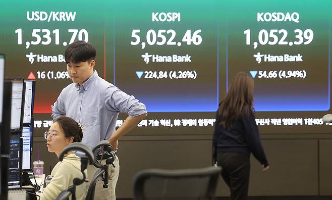 31일 서울 중구 하나은행 딜링룸에서 직원이 업무를 보고 있다. 연합뉴스