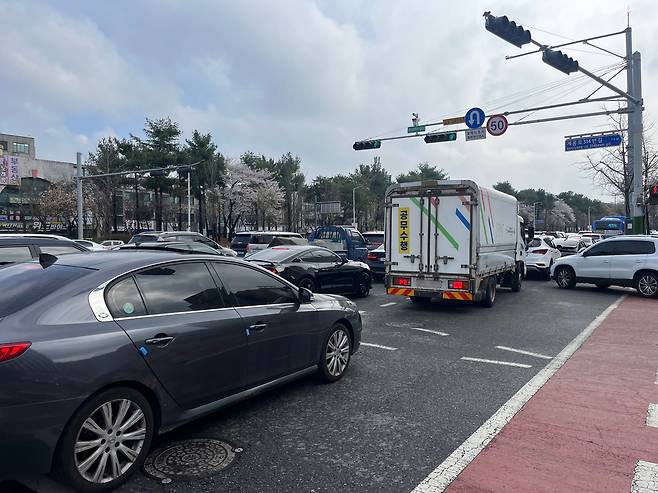 31일 오전 큰마을네거리에서 이어지는 계룡로 일대가 차량 정체로 교통 혼잡이 빚어졌다. 우수아 수습기자