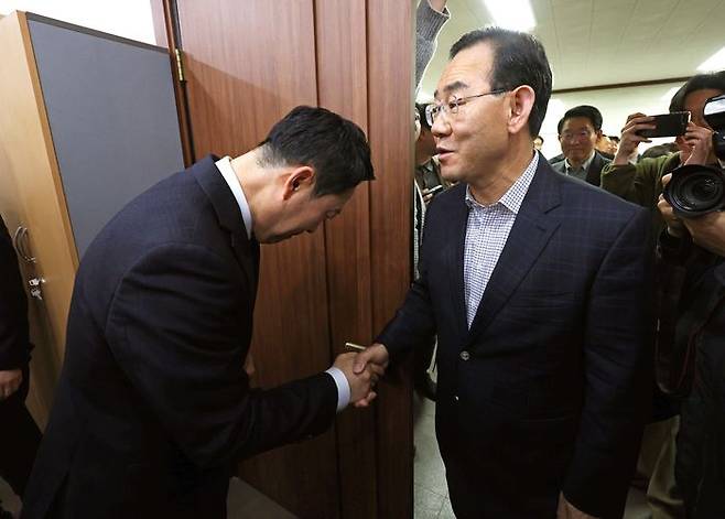 악수하는 장동혁 국민의힘 대표(왼쪽)와 주호영 의원ⓒ연합뉴스