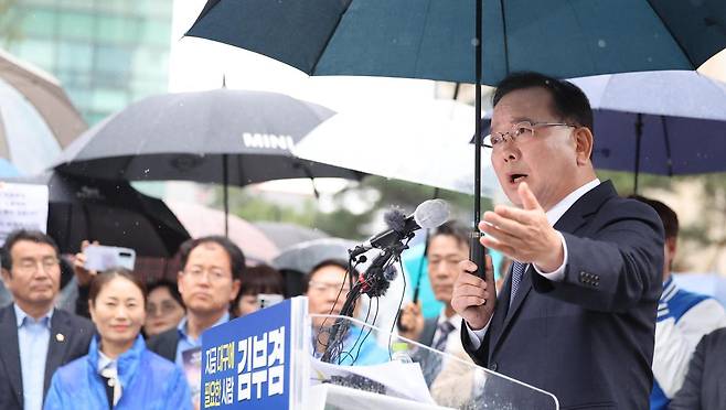 더불어민주당 소속 김부겸 전 국무총리가 30일 대구 2·28기념중앙공원에서 대구시장 선거 출마를 선언하고 있다. 김 전 총리는 이날 “대구가 앞장서서 국민의힘을 버려야 진짜 보수가 살아난다”고 말했다. 대구=뉴시스