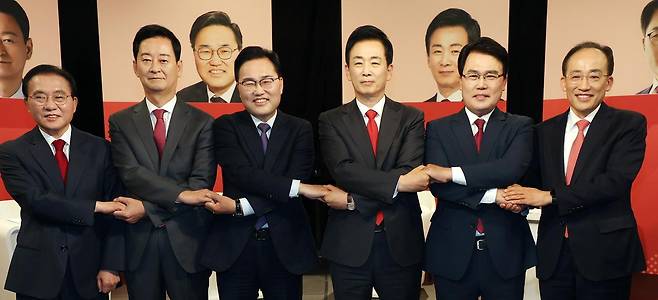 30일 대구 수성구 TBC에서 열린 국민의힘 대구시장 후보 경선 첫 TV토론회에서 예비후보들이 손을 맞잡고 포즈를 취하고 있다. 왼쪽부터 윤재옥, 최은석, 홍석준, 유영하, 이재만, 추경호 예비후보. 대구=뉴시스