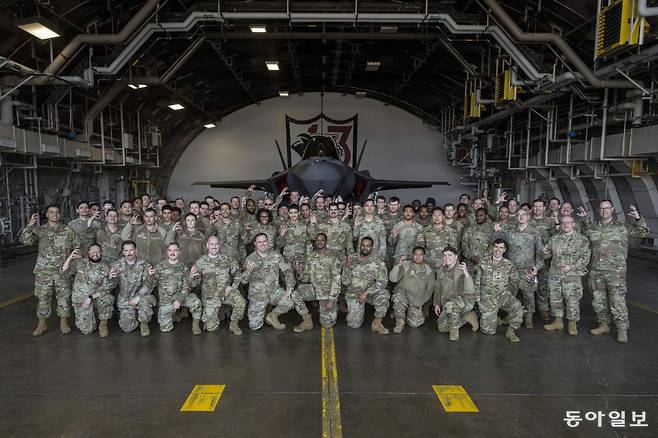 28일 일본 아오모리현 미사와 주일미군 기지에 처음 도착한 F-35A  스텔스전투기를 배경으로 미 공군 장병들이 기념촬영을 하고 있다.  미 공군 홈페이지