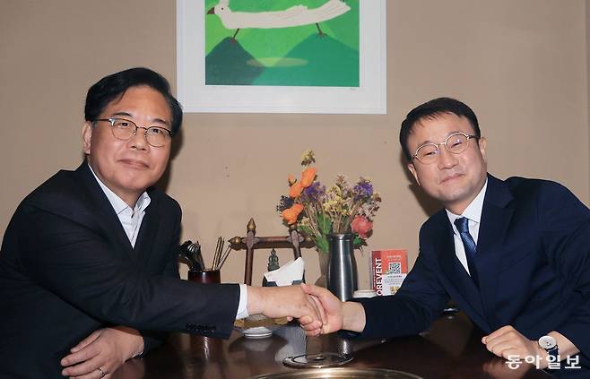 한병도 더불어민주당 원내대표와 천준호 원내수석, 송언석 국민의힘 원내대표와 유상범 원내수석이 30일 추경안 심사와 관련한 의견 조율을 하기 위해 서울 영등포구 한 식당에서 회동하고 있다. 장승윤 기자 tomato99@donga.com