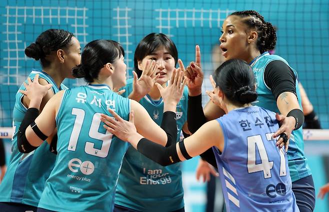 24일 오후 서울 중구 장충체육관에서 열린 2025-26 V리그 여자부 준플레이오프 GS칼텍스와 흥국생명의 경기, GS칼텍스 실바가 4세트 득점에 성공한 뒤 동료들과 기쁨을 나누고 있다. 2026.3.24 ⓒ 뉴스1