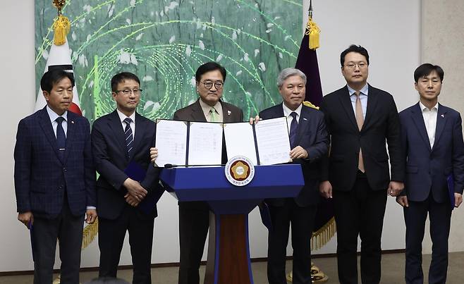 우원식 국회의장이 31일 오후 서울 여의도 국회에서 열린 초당적 개헌추진을 위한 제정당 원내대표 기자회견에서 공동선언문을 공개하고 있다. 왼쪽부터 윤종오 진보당 원내대표, 한병도 더불어민주당 원내대표, 우 국회의장, 서왕진 조국혁신당 원내대표, 천하람 개혁신당 원내대표, 한창민 사회민주당 대표.2026.03.31 [서울=뉴시스]