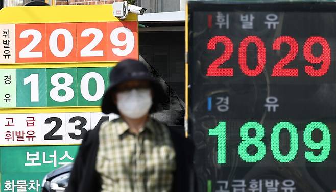 서울 주유소 평균 휘발유 가격이 지속 상승하며 리터당 2000원에 육박하고 있는 31일 서울의 한 주유소 유가정보판에 휘발유·경유 가격이 표시되어 있다. 2026.3.31 ⓒ 뉴스1