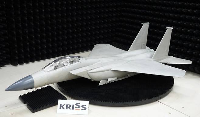 항공기 축소모형을 회전판 위에 올려놓고 전자파 특성을 측정하는 실제 플랫폼 모습. 표준연 제공