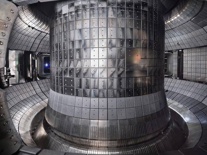 초전도핵융합연구장치(KSTAR)는 태양 같은 별에서 일어나는 핵융합 현상을 거대한 '토카막' 구조에서 인공적으로 일으켜 에너지를 생산하는 것이 목표다. 한국핵융합에너지연구원 제공