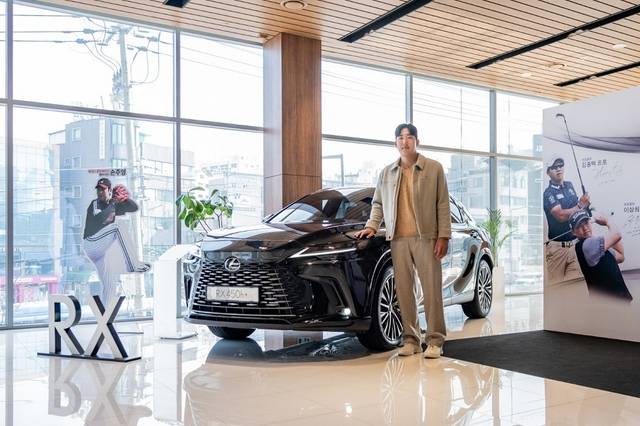 천우모터스 광진전시장에서 진행된 앰버서더 협약식에서 렉서스 천우모터스 앰버서더 TEAM CHUNWOO에 선정된 LG트윈스 손주영 선수. (사진 제공= 천우모터스)