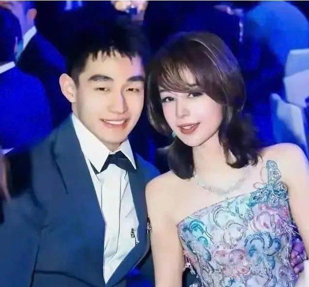 30살 연하남과 6번째 결혼을 한 중국의 여성 사업가 위원훙. 출처=SCMP