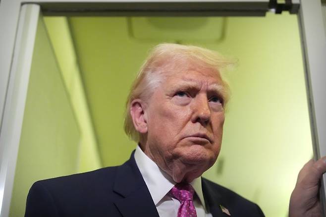 도널드 트럼프 미국 대통령이 30일(현지시간) 미 플로리다주 웨스트팜비치에서 메릴랜드주 앤드루스합동기지로 향하는 에어포스원(대통령 전용기) 안에서 기자들과 대화하고 있다. 뉴시스