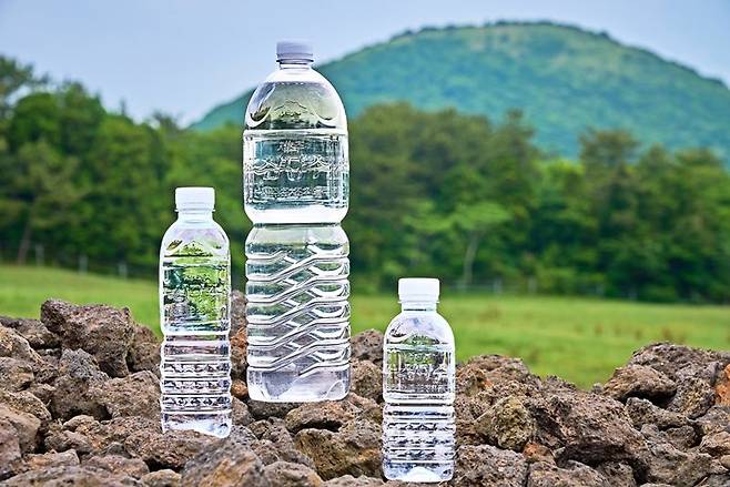 제주삼다수 제품 이미지. 제주도는 삼다수 구매 인증자에게 탐나는전을 지급하는 방식으로 전국 소비자의 제주 방문과 지역 상권 소비를 함께 끌어올리는 방안을 본격 추진한다. /사진=제주특별자치도개발공사 제공