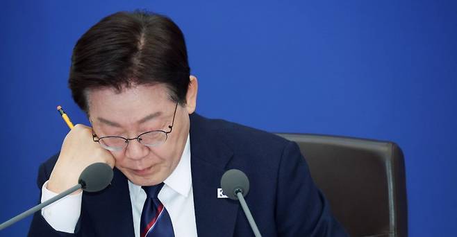 이재명 대통령이 31일 청와대에서 열린 국무회의에서 중동전쟁 관련 비상국정운영 및 대응현황 자료를 살펴보고 있다. 뉴시스