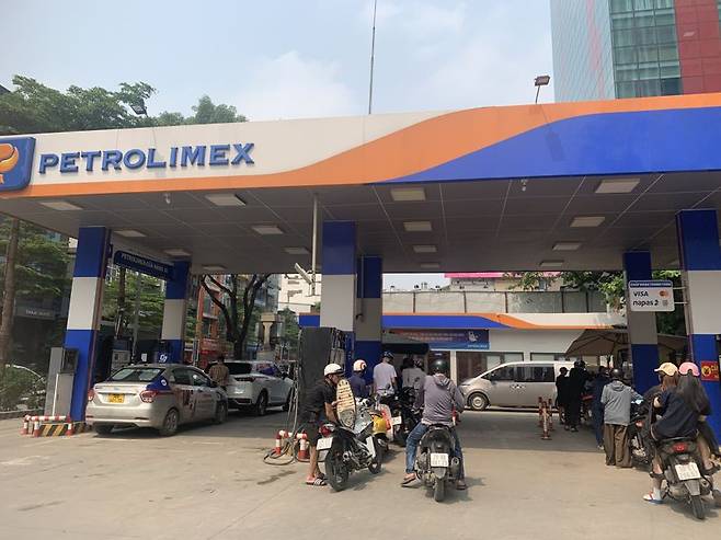 3월 30일 베트남 하노이 시내 한 주유소에 오토바이 운전자들이 주유를 기다리고 있다. 사진=부 튀 띠엔 통신원