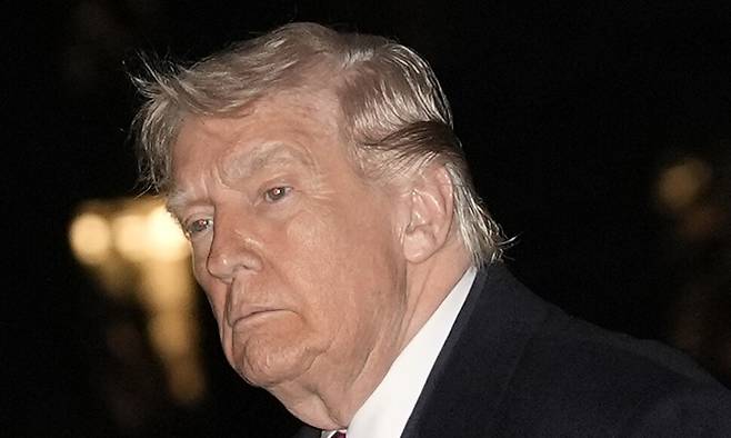 도널드 트럼프 미국 대통령이 29일(현지시각) 플로리다에서 워싱턴으로 돌아온 뒤 백악관 사우스론을 걷고 있다. 워싱턴/UPI 연합뉴스