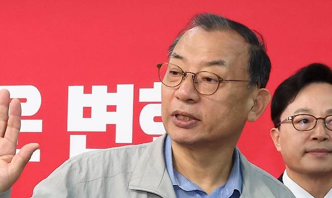 국민의힘 이정현 공천관리위원장이 31일 서울 영등포구 여의도 중앙당사에서 50만 이상 도시 경선 결과 발표를 마친 뒤 유승민 전 의원의 불출마 의사를 존중한다며 추가 질의를 받지 않고 회견장을 나서고 있다. 연합뉴스