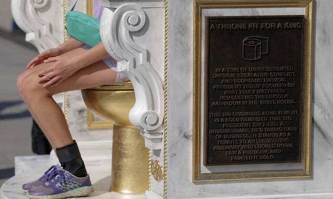 미국 워싱턴디시(D.C.) 내셔널몰에 설치된 도널드 트럼프 대통령을 풍자하는 ‘황금 변기’ 조형물. 로이터 연합뉴스