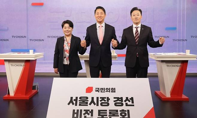 31일 서울 중구 티브이(TV)조선 스튜디오에서 열린 국민의힘 6·3 지방선거 서울특별시장 후보자를 가리기 위한 비전 토론회에서 윤희숙(왼쪽부터)·오세훈·박수민 후보가 손을 맞잡고 있다. 국회사진기자단