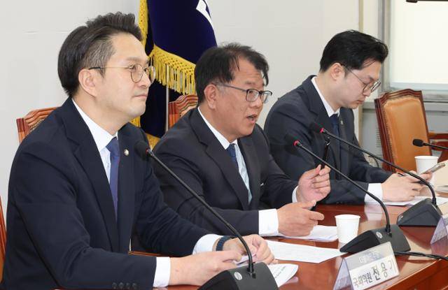 '쌍방울 대북송금 사건' 수사 과정에서 이화영 전 경기도 평화부지사를 변호했던 서민석(가운데) 변호사가 29일 국회에서 이 사건 수사 당시 박상용 검사와의 통화 내용을 공개하고 있다. 연합뉴스