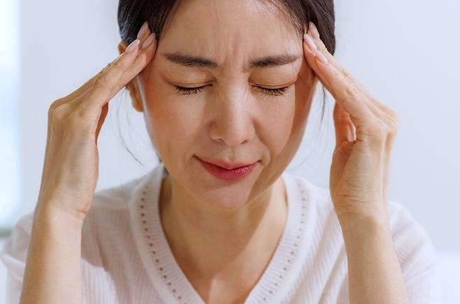 두통이 반복된다면 단순 통증으로 넘기기보다 원인을 점검할 필요가 있다. 특히 두통의 원인이 목에 있는 경우도 적지 않다.​/사진=클립아트코리아