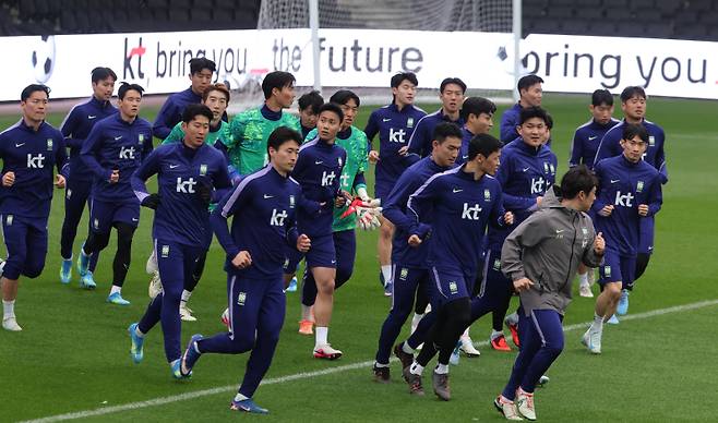 <yonhap photo-0317=""> 코트디부아르전 하루 앞둔 한국 대표팀 (밀턴킨스[영국]=연합뉴스) 최재구 기자 = 코트디부아르전을 하루 앞둔 한국 축구 국가대표팀 선수들이 경기가 열릴 영국 밀턴킨스 스타디움MK에서 27일(현지시간) 본격적인 훈련에 앞서 운동장을 돌고 있다. 2026.3.28 jjaeck9@yna.co.kr/2026-03-28 01:07:46/ 연합뉴스</yonhap>