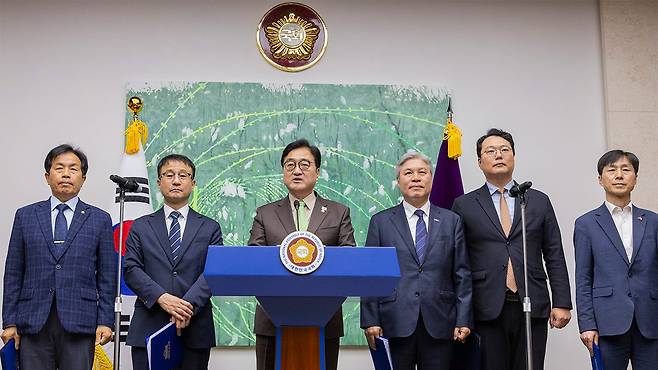 우원식 국회의장과 국회 내 정당 원내대표들이 31일 국회에서 개헌 추진 관련 기자회견을 하고 있다.