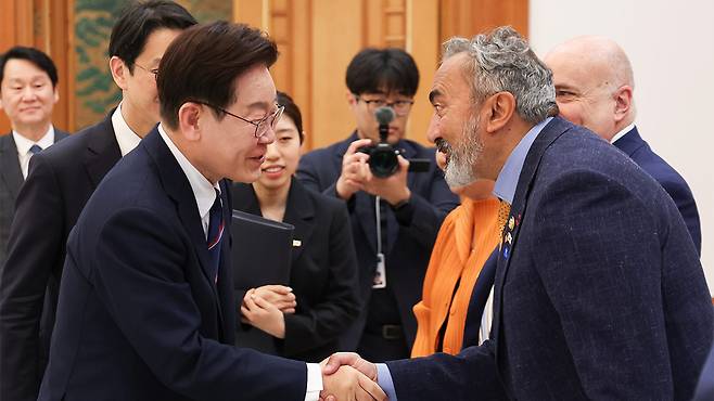 이재명 대통령이 31일 청와대에서 미국 하원의원단 접견을 하며 아미 베라 의원과 악수하고 있다.