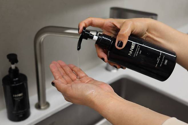 젠틀 디시 케어는 EWG 그린 등급 원료, 화장품급 보습 설계, 식용 가능한 향료를 배합한 1종(과일·채소용 세척제) 프리미엄 주방세제 기능을 한다 / 출처=IT동아