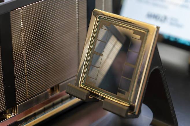 데이터 효율이 개선되어도 AI 반도체 수요는 줄지 않을 전망이다 / 출처=IT동아