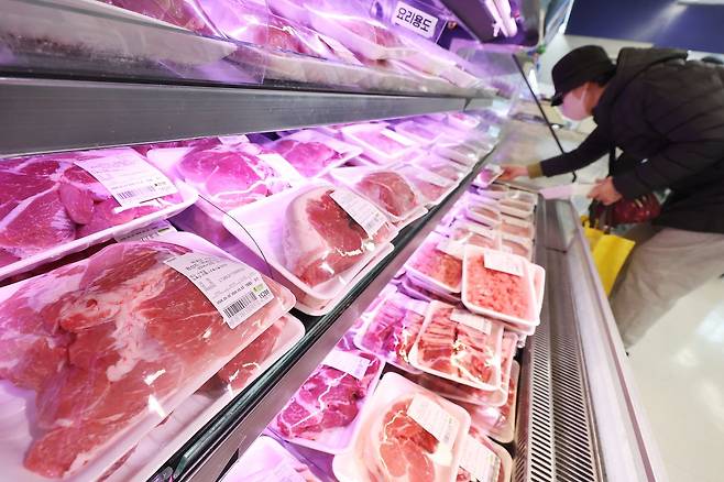 12일 서울의 한 대형마트 돼지고기 판매대 모습. 연합뉴스