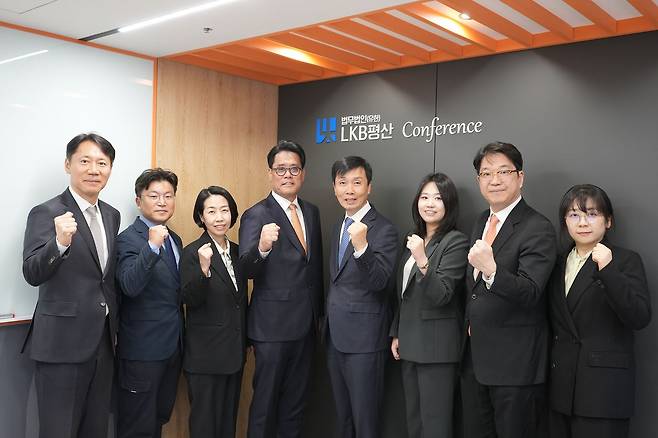 LKB평산이 최근 검사 출신을 다수 영입하여 수사 초기부터 공판까지 정교하고 체계적인 서비스를 제공한다. 왼쪽부터 권유식·정태원·김용자·김훈영·김희준·정다미·황우진·김승연 변호사. [사진 LKB평산]