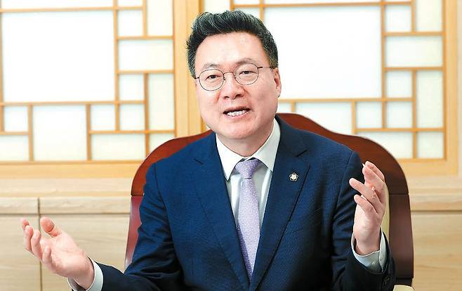 조순열 서울지방변호사회 회장이 24일 오후 서울 서초동 변호사회관에서 가진 중앙일보와 인터뷰에서 “연간 약 1750명이 배출되는 변호사 합격자 수를 줄여야 한다”며 “이는 변호사 권익뿐만 아니라 국민 편익과도 직결된다”고 말했다. 강정현 기자