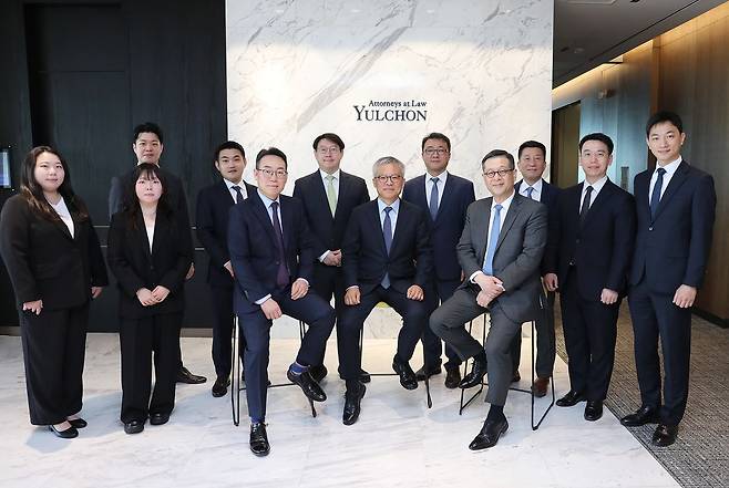 앞줄 왼쪽부터 김용상 외국변호사, 조남관·손도일 변호사, 뒷줄 왼쪽부터 이지수 전문위원, 김하영 연구원, 김명훈·조세윤 변리사, 임형주·임황순 변호사, 박충원·안휘항·이민형 전문위원. [사진 율촌]