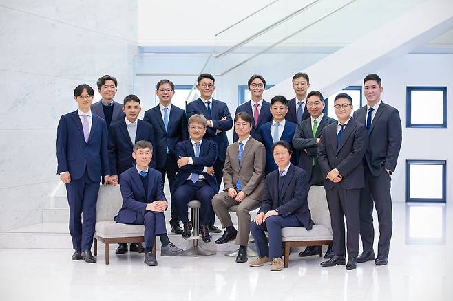첫째줄 좌측부터 이현복 변호사, 최창영 대표변호사, 김용호 변호사, 최한순 변호사 둘째줄 좌측부터 윤준석 변호사, 조주연 변호사, 박필웅 변호사, 김세종 변호사, 김태승 변호사, 도훈태 변호사, 윤주탁 변호사, 강문경 변호사, 문희춘 변호사, 이민현 변호사, 김성진 변호사. [사진 세종]