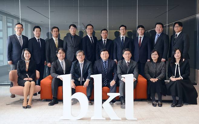 법무법인 태평양 법경제학센터 구성원들. 앞줄 왼쪽부터 강정희 변호사, 복홍석 전문위원, 전성훈 고문, 신동준 고문(센터장), 임부루 전문위원, 김현아·김보연 변호사. 뒷줄 왼쪽부터 전찬수 고문, 김진훈 변호사, 김득원 전문위원, 윤성운 변호사, 곽시명 회계사, 김홍기·박성진·권도형·조준연 변호사, 백승열 선임연구원. [사진 태평양]