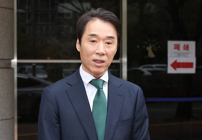 최윤홍 부산시교육감 예비후보가 31일 선거법 위반 혐의 1심 선고에서 징역형 집행유예를 받은 뒤 부산지법을 나서며 기자들에게 소감을 밝히고 있다. 송봉근 객원기자