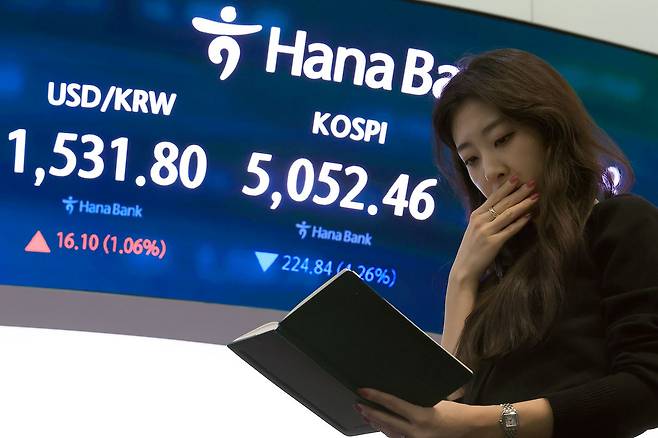 31일 오후 서울 중구 하나은행 딜링룸 전광판에 코스피 등 종가가 표시되고 있다. 이날 코스피는 전 거래일 대비 224.84포인트(4.26%) 내린 5052.46로 마감했다. 뉴스1