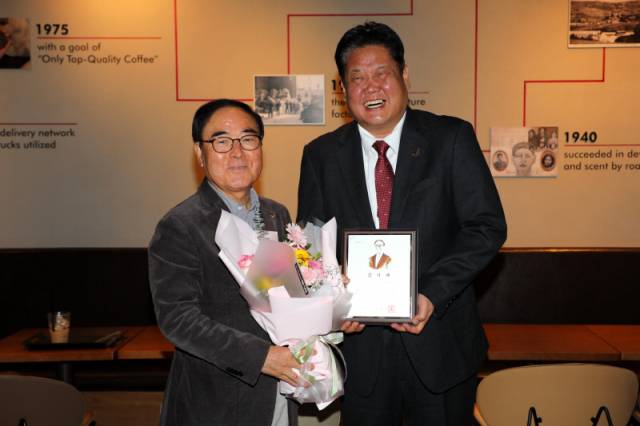 ▲ 이상호(사진 오른쪽) 태백시장이 30일 춘천 모처에서 양희구 강원도체육회장을 만나 지역 체육 발전 공로에 대한 감사패를 전달하고 있다.