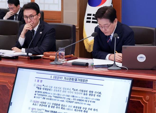 ▲ 이재명 대통령과 김민석 총리가 31일 청와대에서 열린 국무회의에서 재경부의 중동전쟁 관련 비상국정운영 및 대응현황 보고를 청취하고 있다. [연합뉴스]