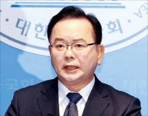 김부겸 전 국무총리가 30일 대구시장 후보로 출마하겠다고 선언하고 있다. 문경덕 기자