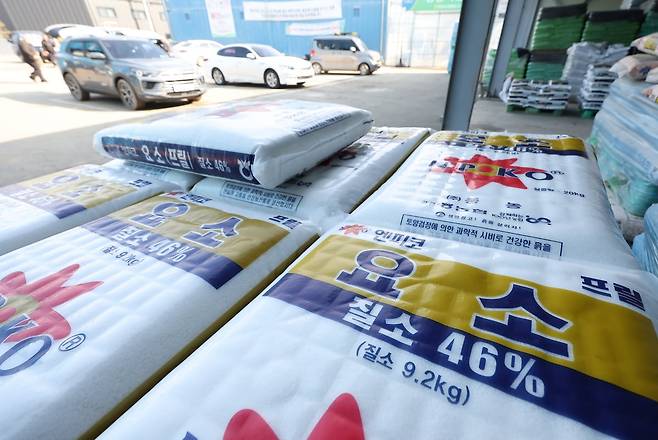 한 농자재 센터에 요소 비료가 쌓여 있다. 사진=연합뉴스