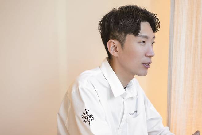 레귬의 코스에 사용하는 다채로운 채소들. 계절의 맛을 담은 가장 신선한 채소를 고른다