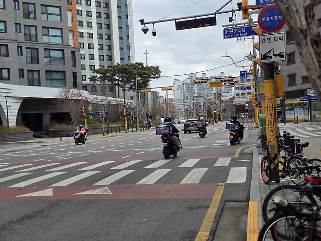 31일 관악구 이동노동자쉼터 인근. 배달 라이더들이 배달에 나서고 있다. /사진=이정우 기자