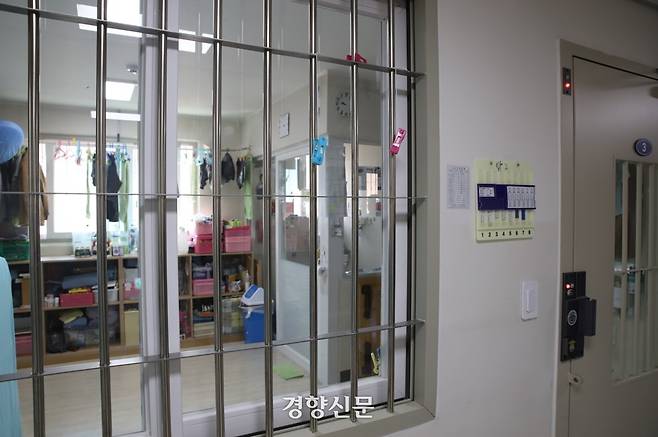 2010년 2월 외국인 전담 교정시설로 지정된 천안교도소의 한 외국인 수용실로, 4.8평(15.79㎡) 에 6~8명이 수용돼 있다. 법무부 제공