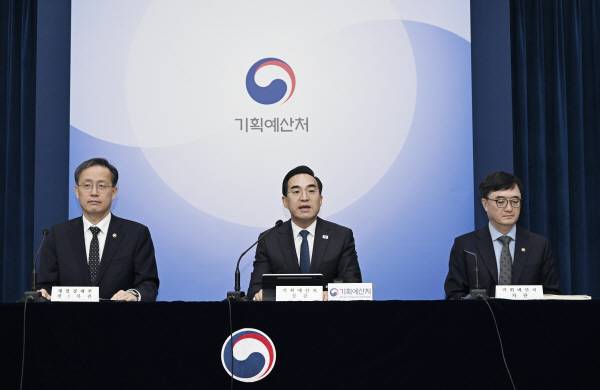 박홍근(가운데) 기획예산처 장관이 지난 27일 정부세종청사에서 브리핑을 갖고 ‘2026년 추가경정예산안’의 주요 내용을 발표하고 있다. 기획처 제공